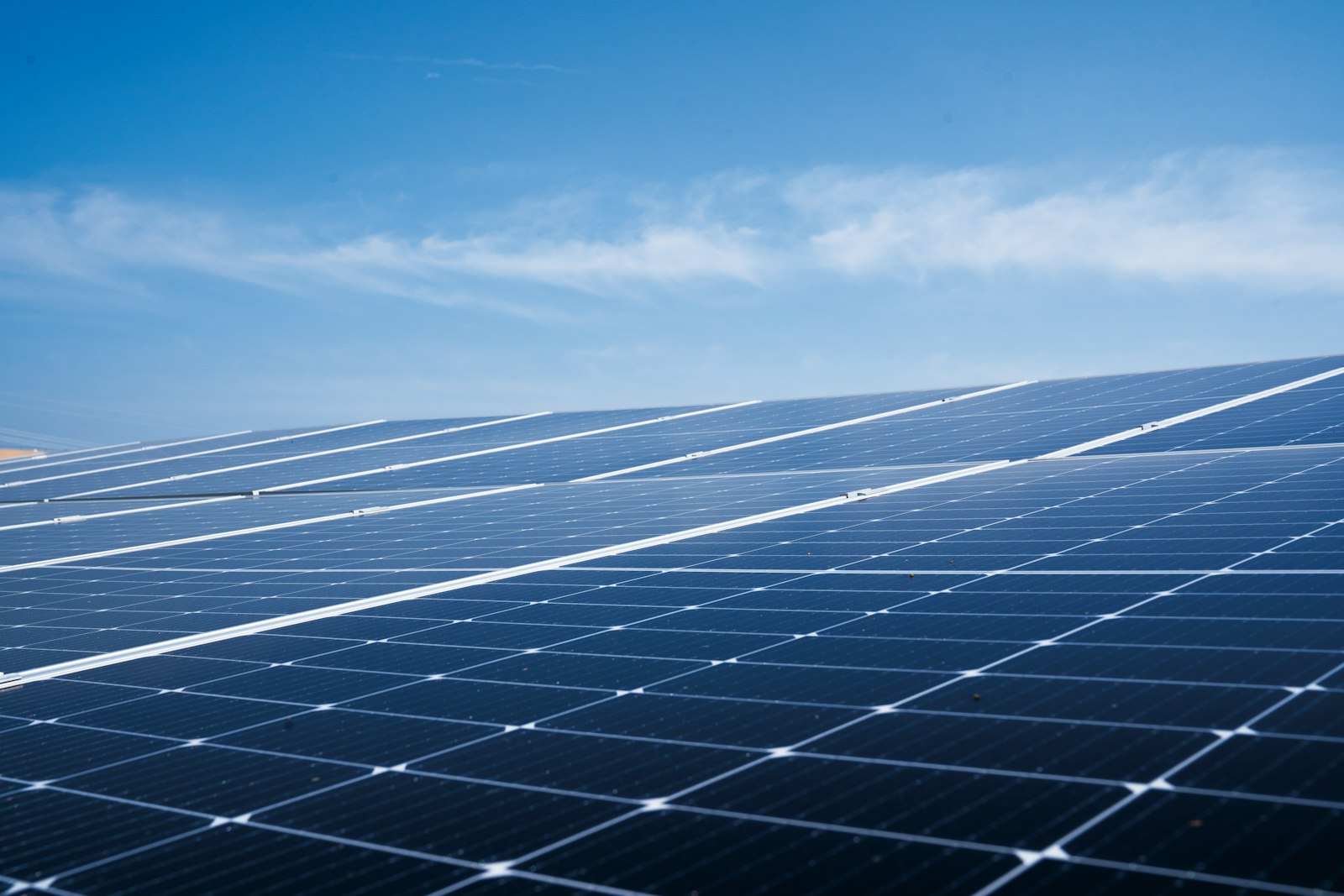 Detail fotovoltaických panelů s viditelnou mřížkou článků